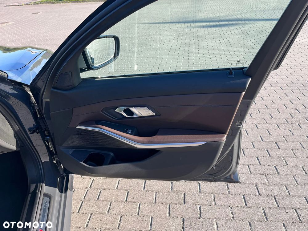 BMW Seria 3 330i M Sport - 18