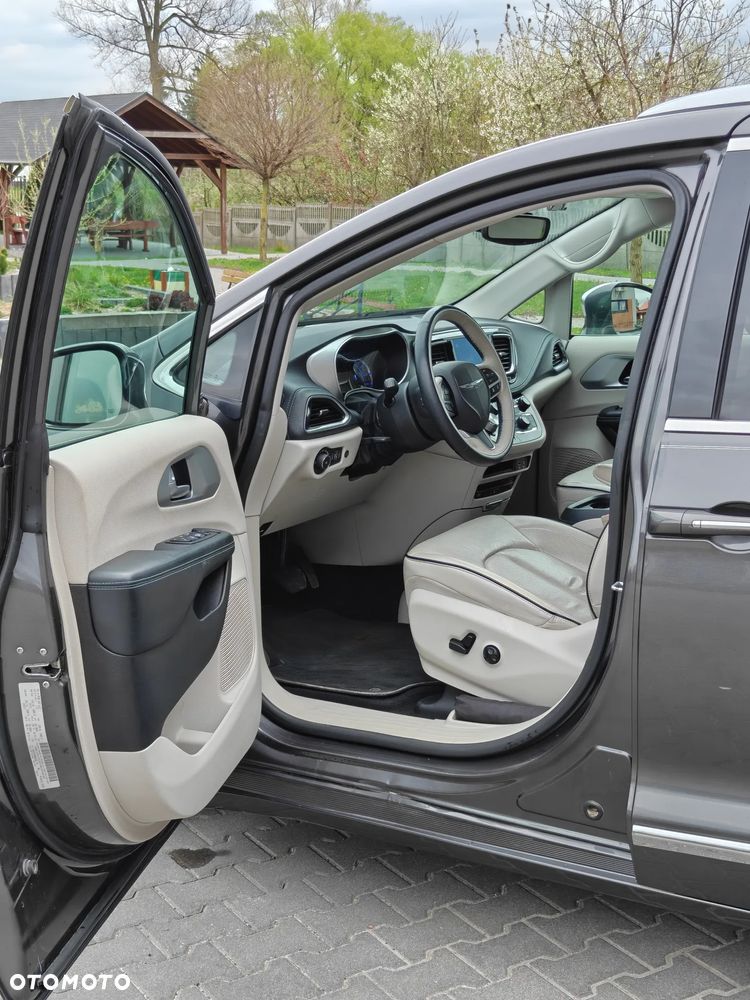 Chrysler Pacifica - 10