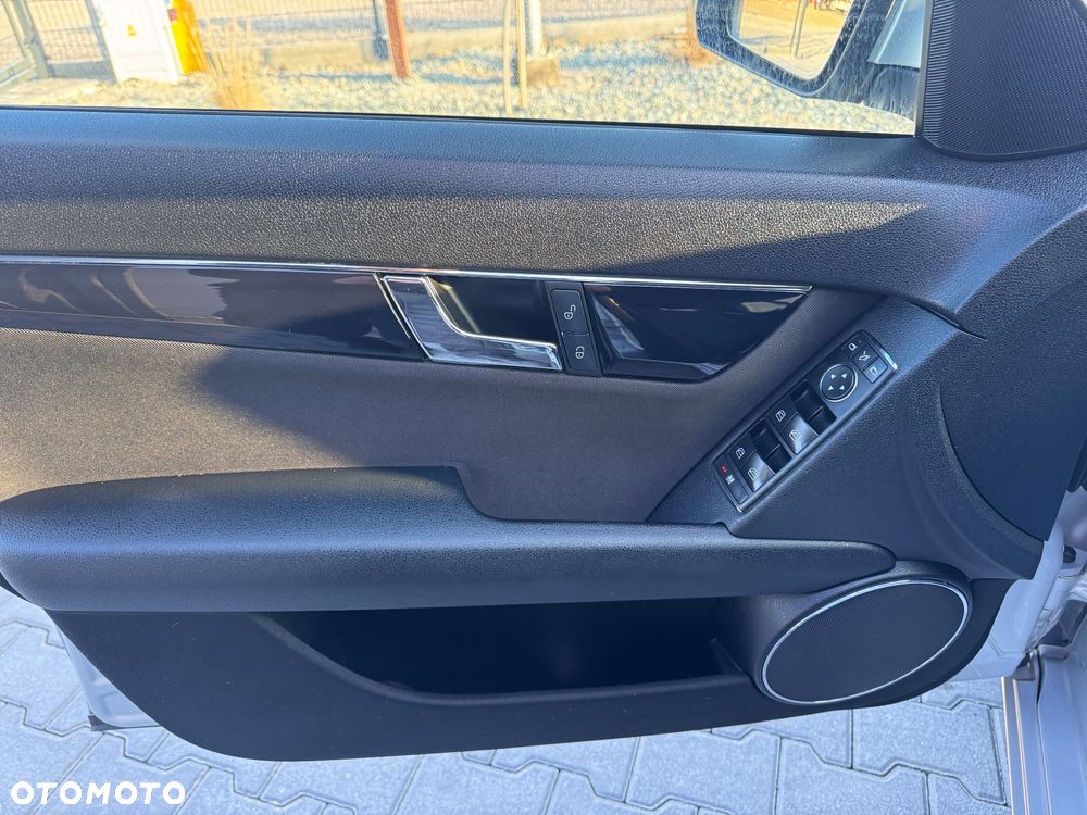 Mercedes-Benz Klasa C 220 CDI DPF Automatik Elegance - 24