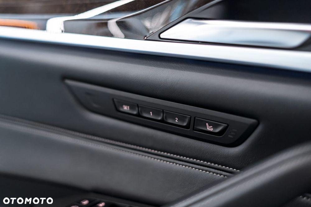 BMW Seria 5 M550i xDrive sport - 12