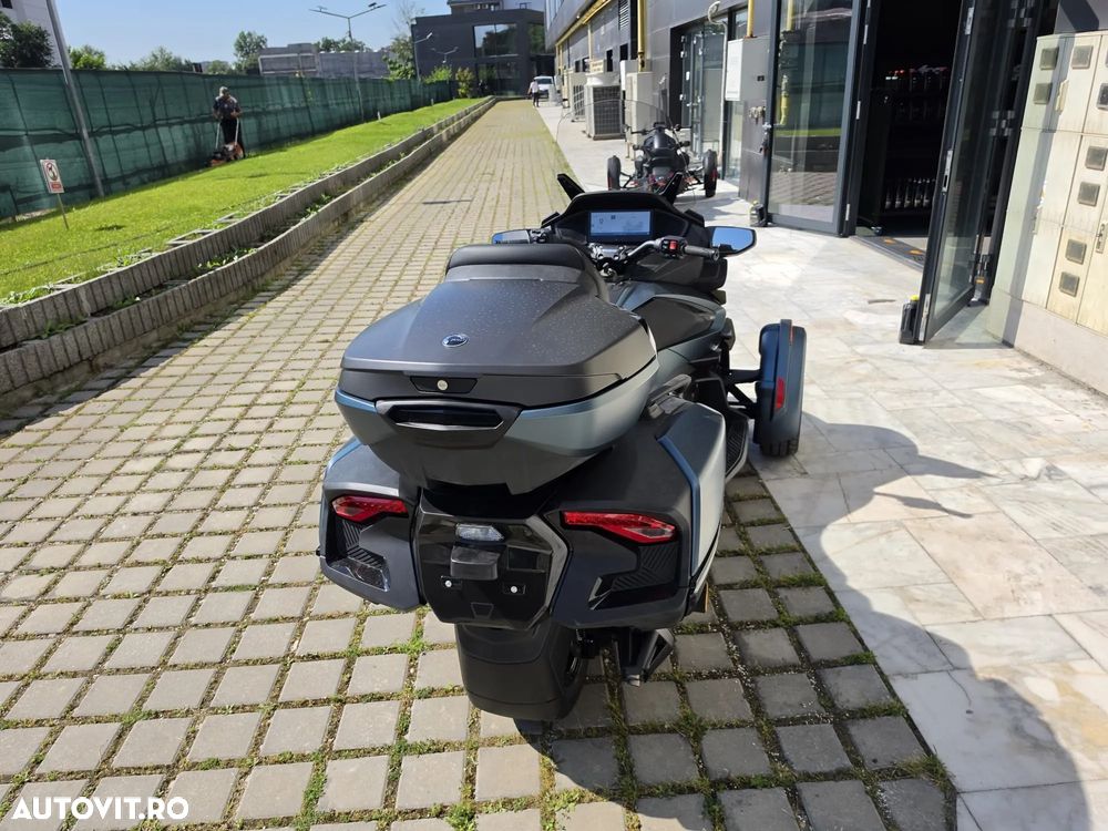 Can-Am Spyder - 2