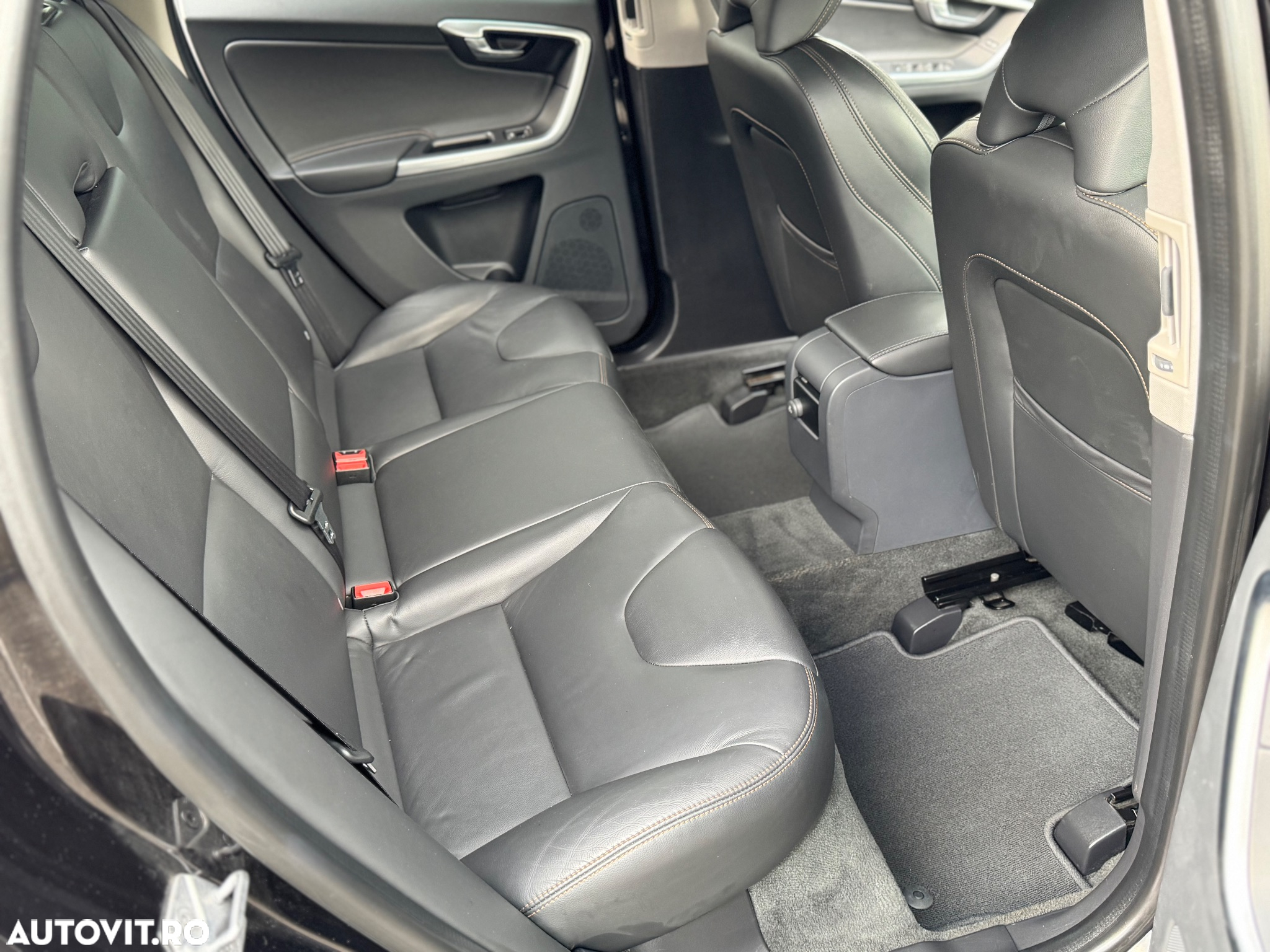 Volvo XC 60 D5 AWD Geartronic Summum - 32