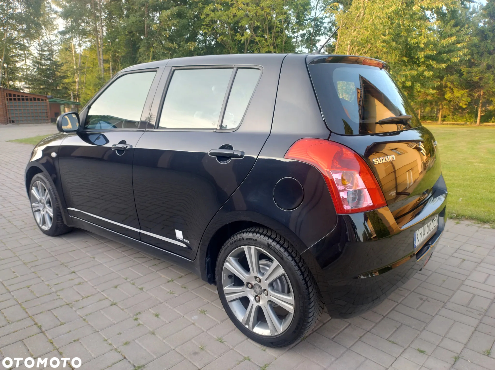 Suzuki Swift 1.3 Black and White - 11