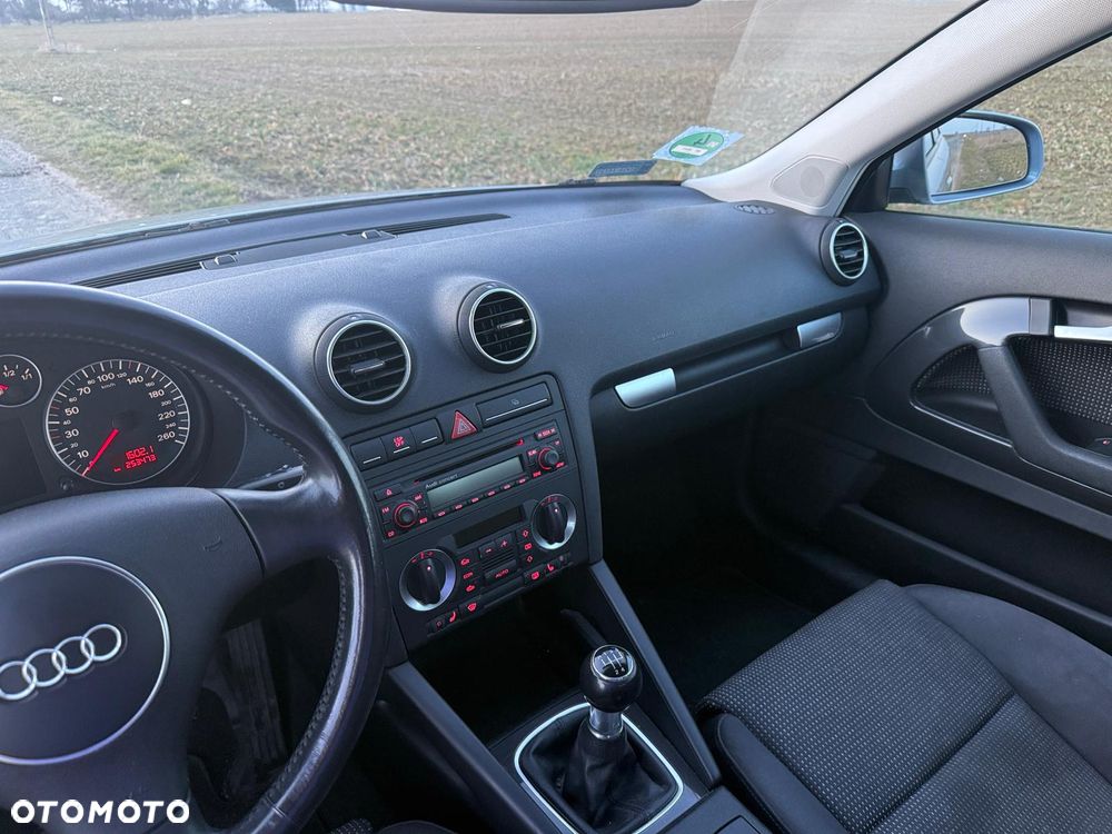Audi A3 3-drzwiowe 1.6 Attraction - 12