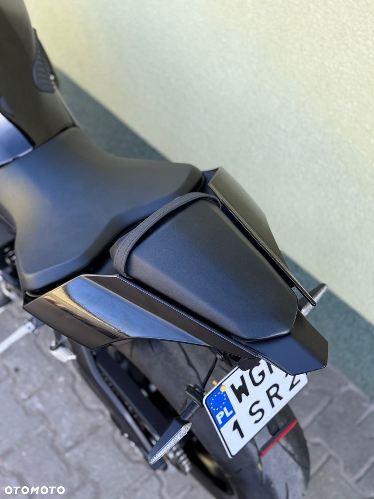 Yamaha R1 - 25