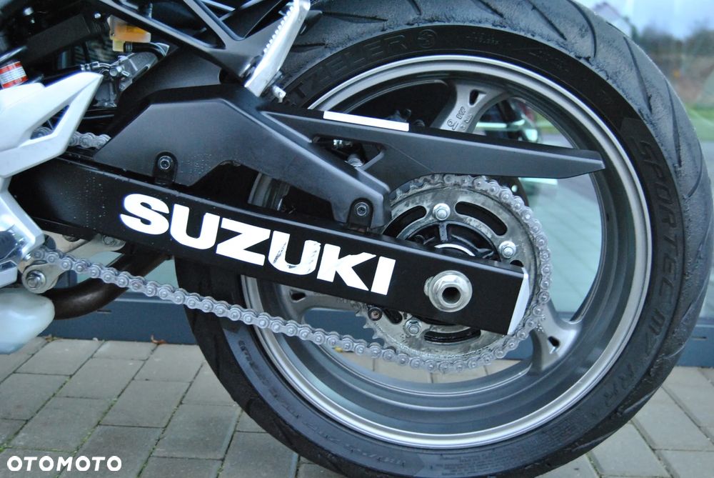 Suzuki GSR - 28