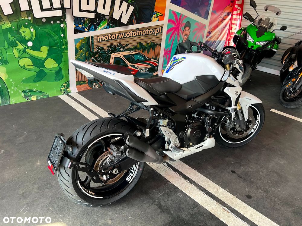 Suzuki GSR - 10