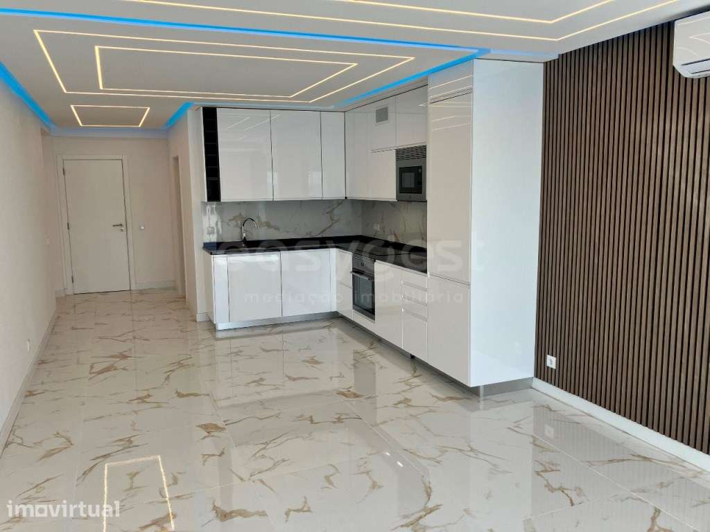T2 Remodelado Frente Mar com Garagem e Arrecadação - Quarteira - Grande imagem: 3/29