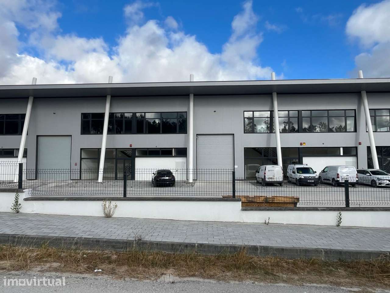 Armazém Virado para a A8 em Maceira - Grande imagem: 4/26