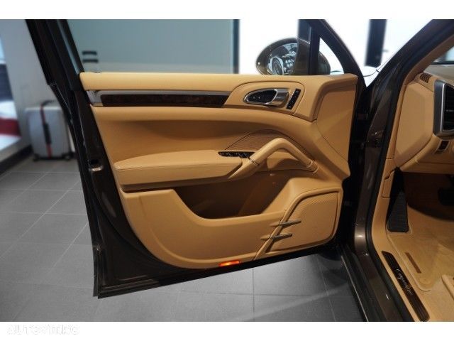 Porsche Cayenne 3.0 L - 6