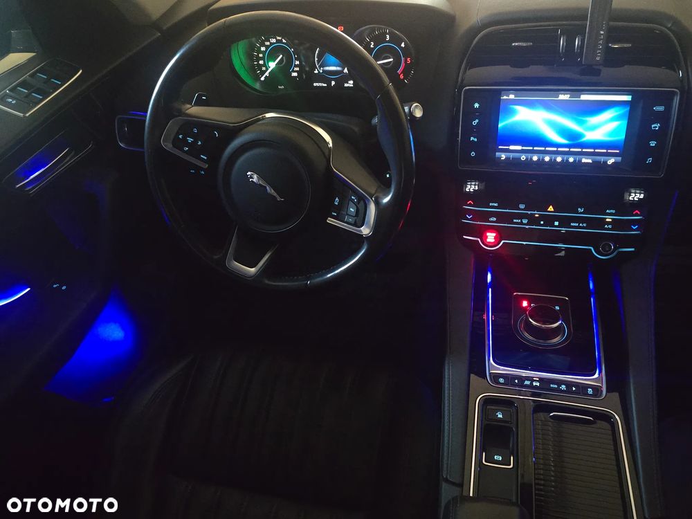 Jaguar F-Pace 2.0 i4D AWD Pure - 12