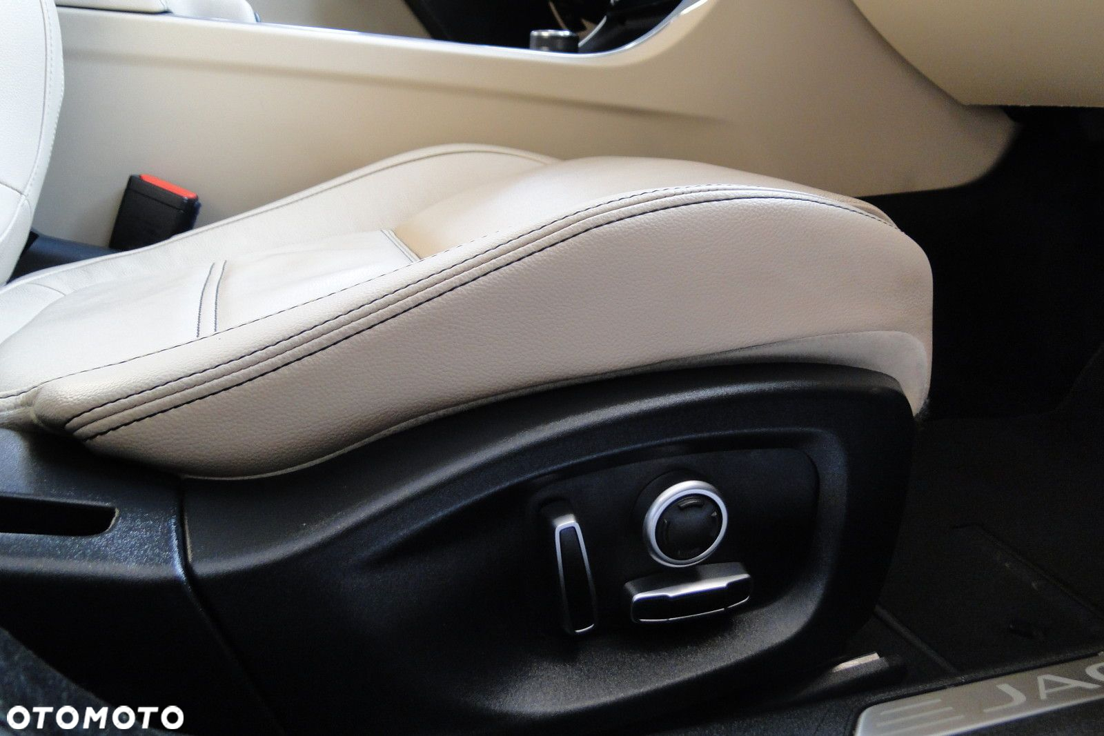 Jaguar XE - 30