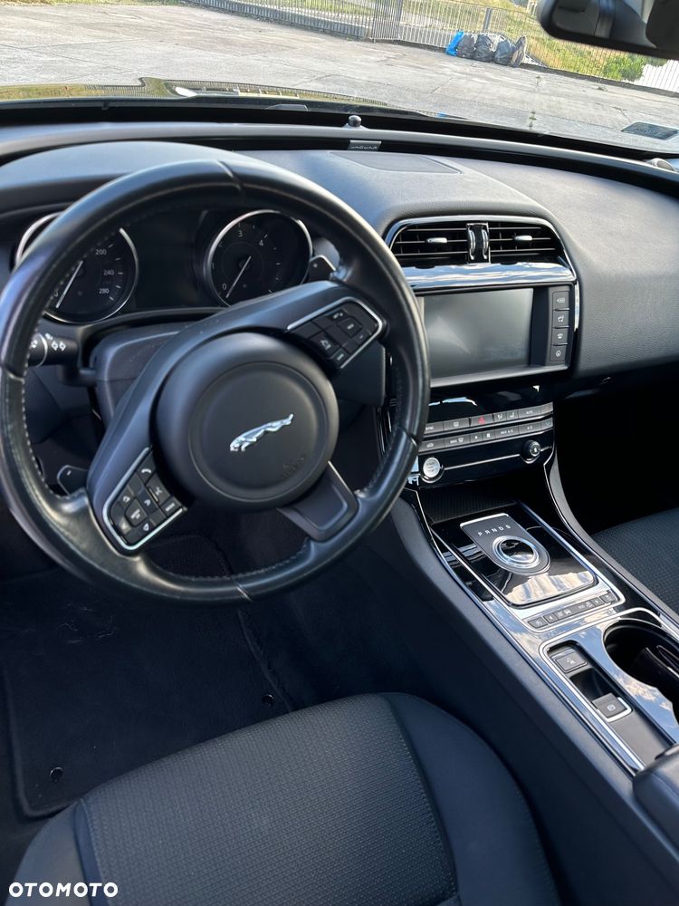 Jaguar XE E-Performance Pure - 11