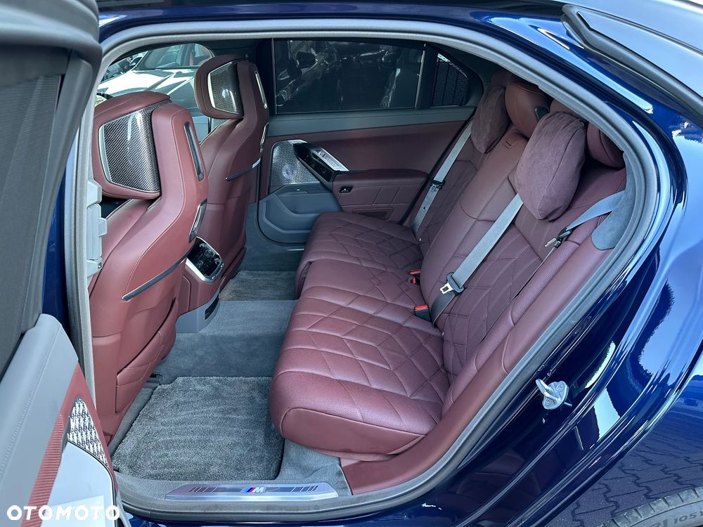 BMW i7 - 8