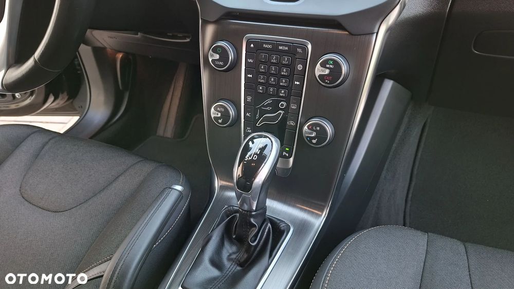 Volvo V40 Cross Country - 10