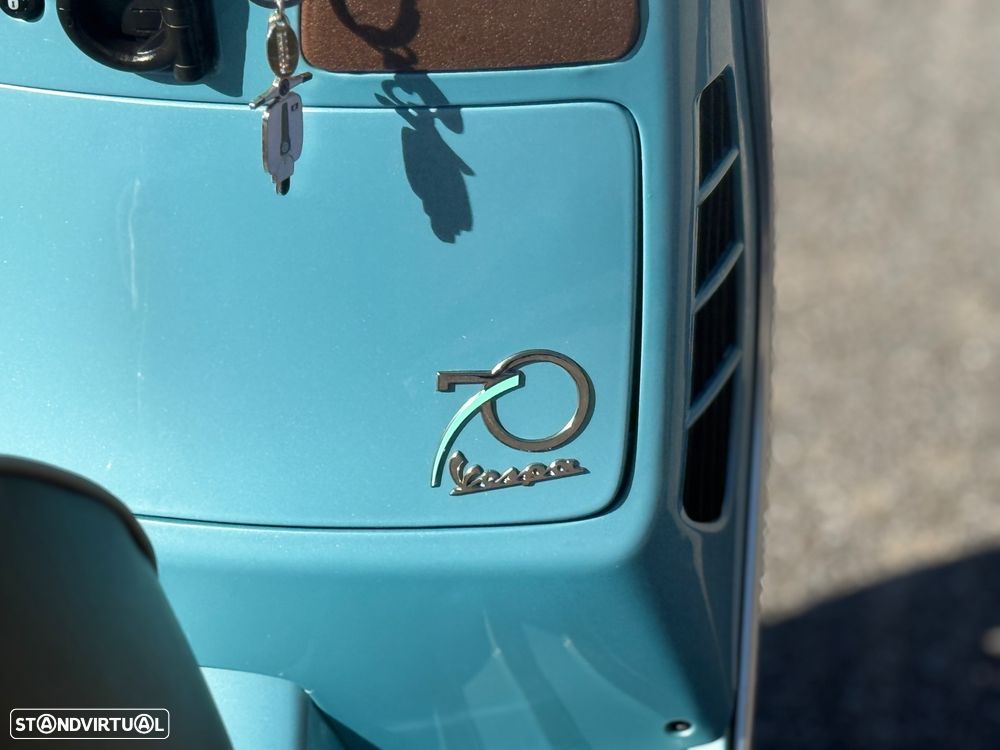 Vespa GTS Super Blue Azzurro 70 anni - 15