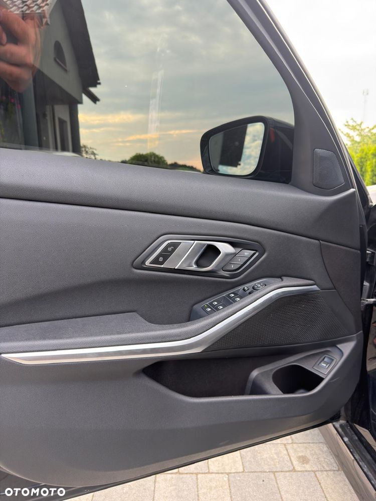 BMW Seria 3 330i xDrive Sport Line - 25