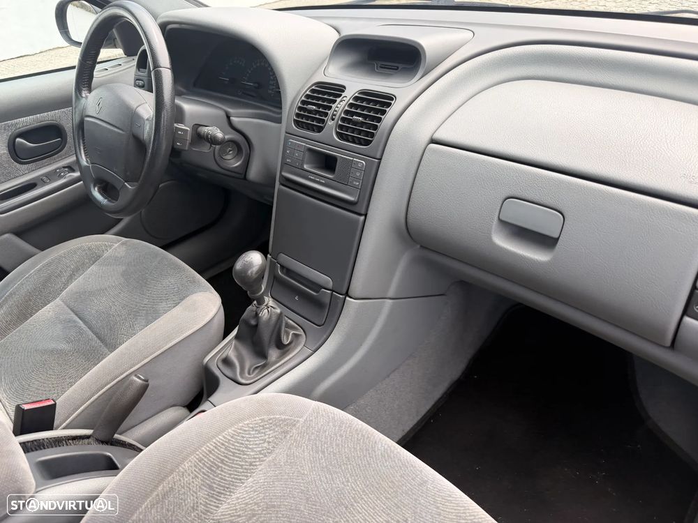 Renault Laguna 1.6 RXT - 17