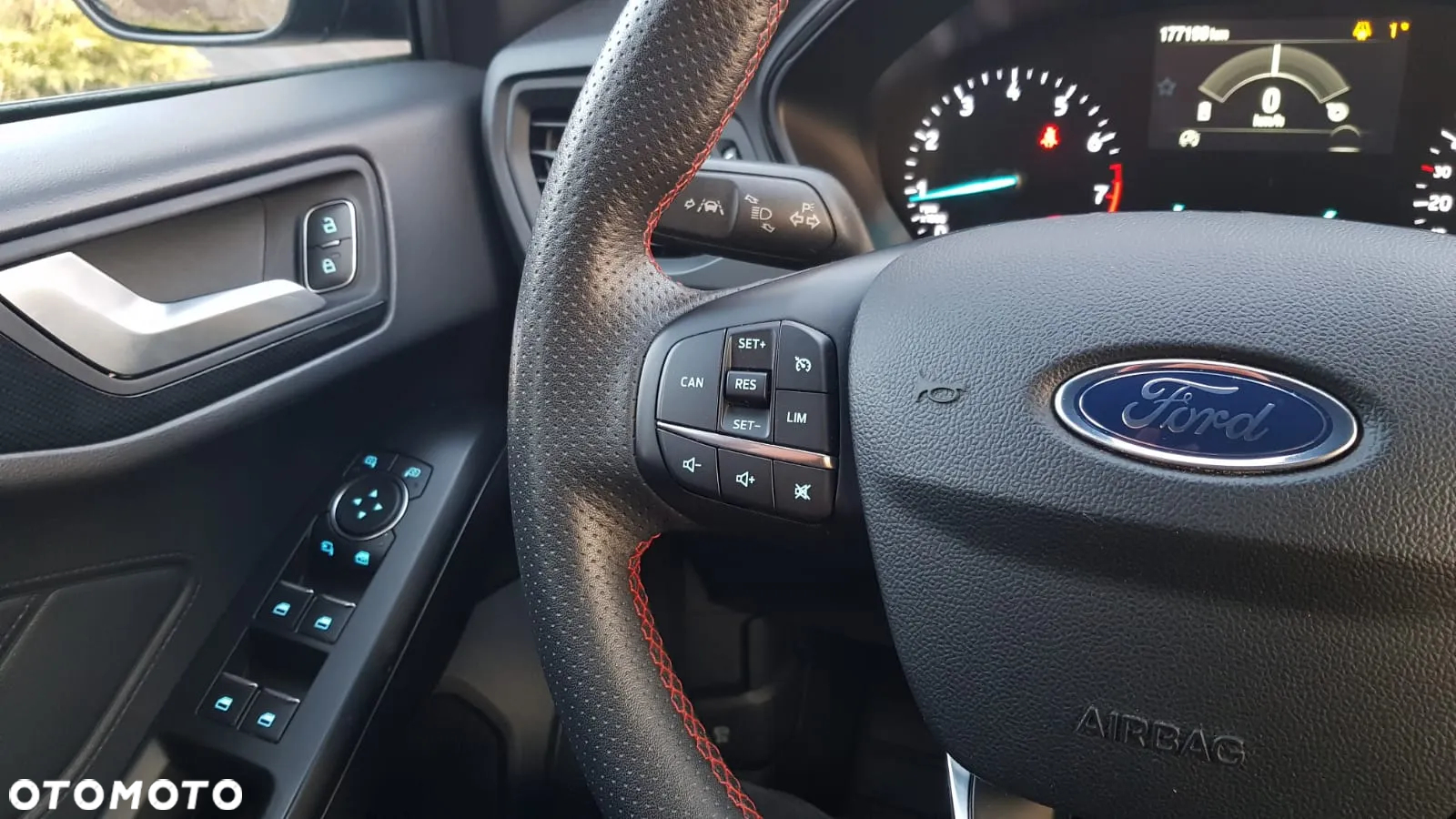 Ford Focus 1.0 EcoBoost Hybrid ST-LINE X - 22
