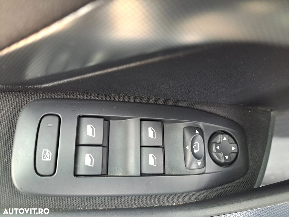 Peugeot 2008 1.2 L PureTech Turbo S&S Allure - 11