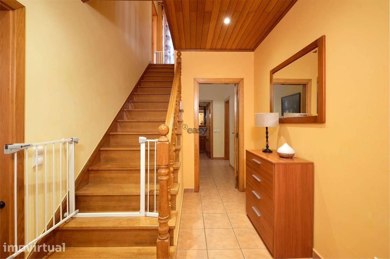 Moradia T4, 3 pisos, 2 suites, garagem p/3 carros, piscina, painéis so - Grande imagem: 2/57