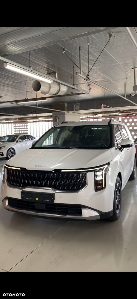 Kia Carnival - 1