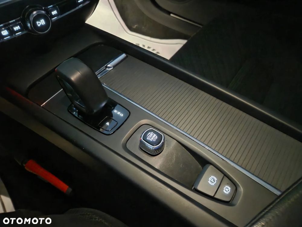 Volvo V60 B3 B DKG Momentum Pro - 19