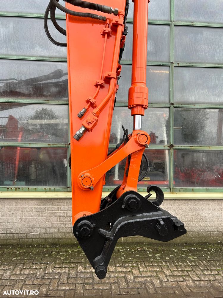 Hitachi ZX135US - 13
