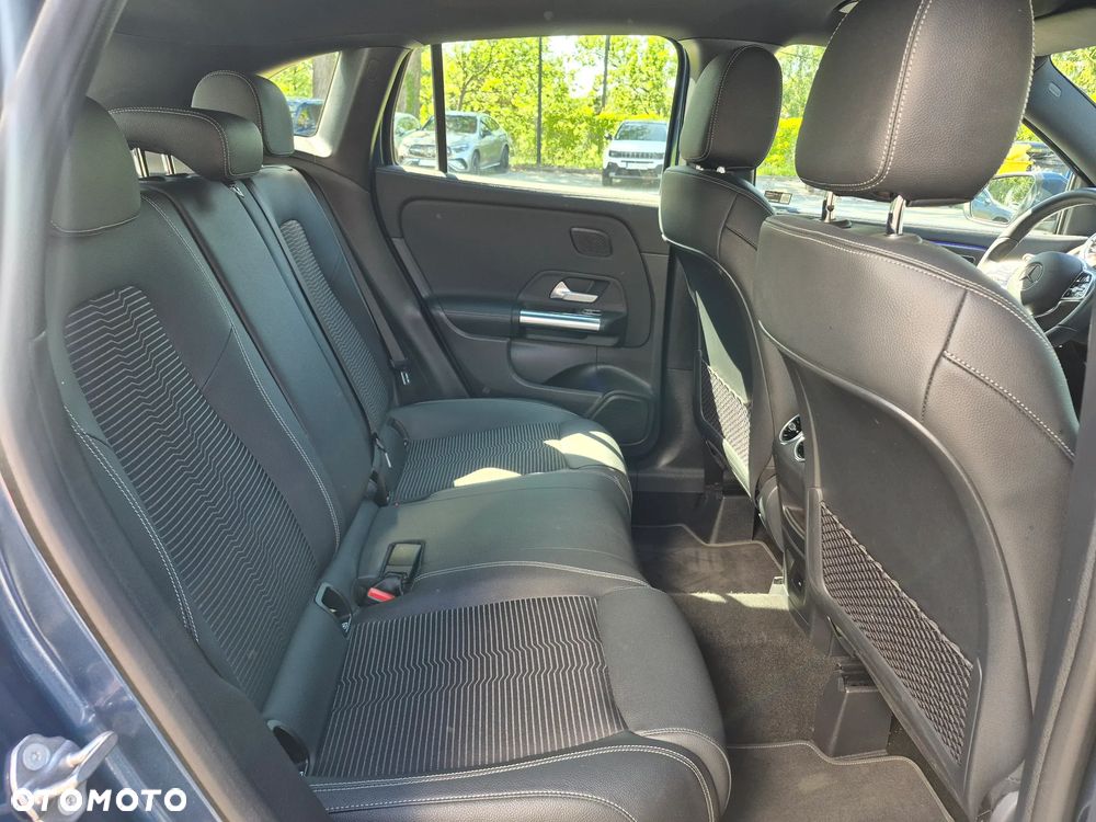 Mercedes-Benz GLA - 25