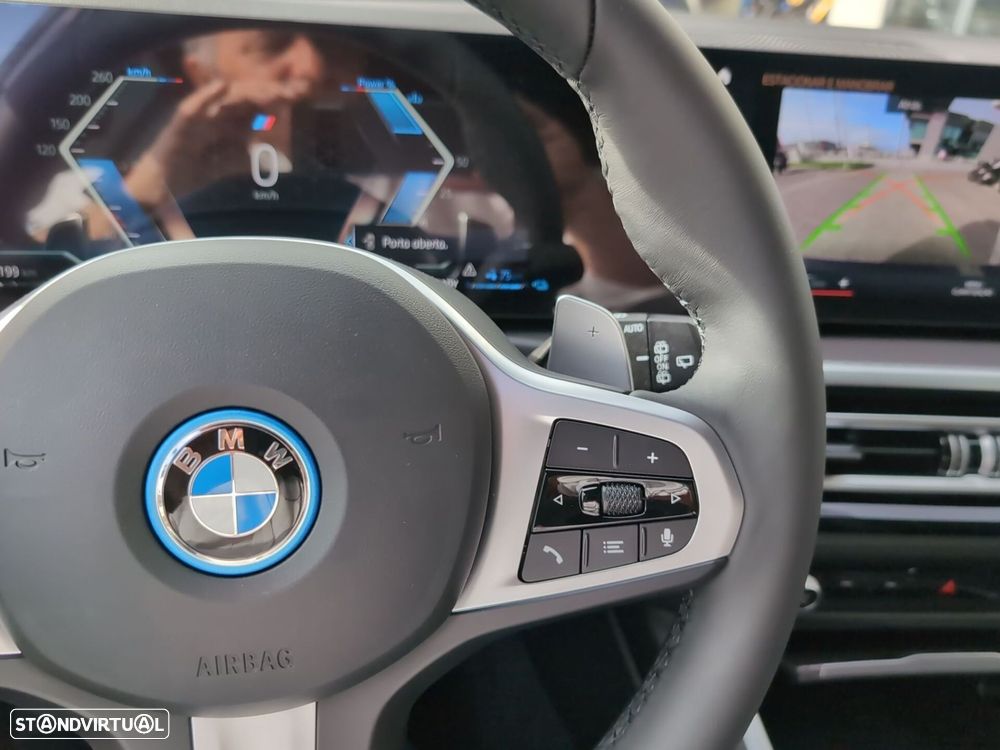 BMW 330 e Touring Pack Desportivo M Auto - 25