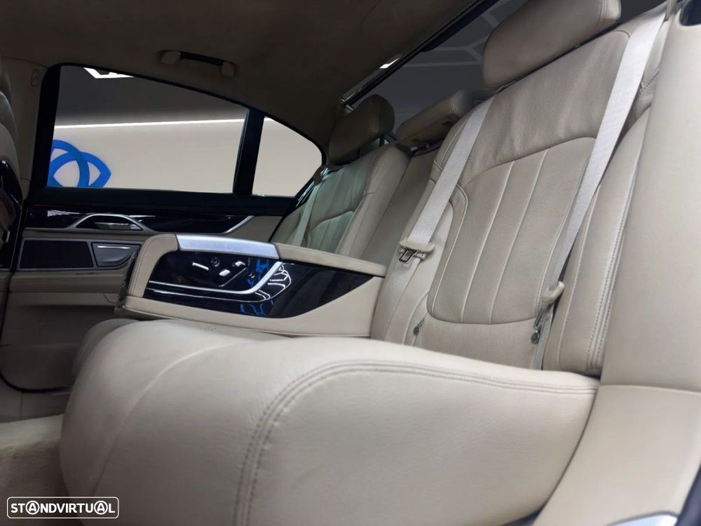 BMW 740 d xDrive Pack M - 17