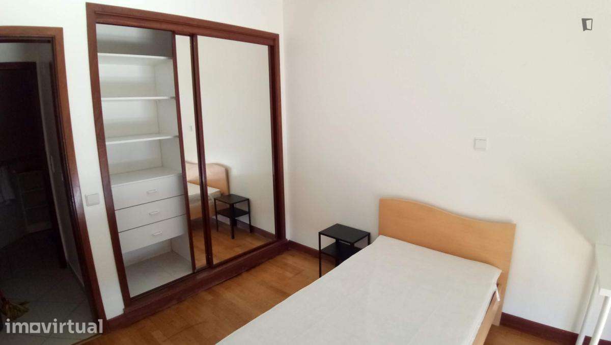 Quarto - localizado em Almada Lisbon - Grande imagem: 2/9