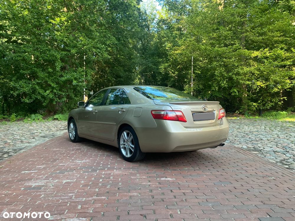 Toyota Camry - 4