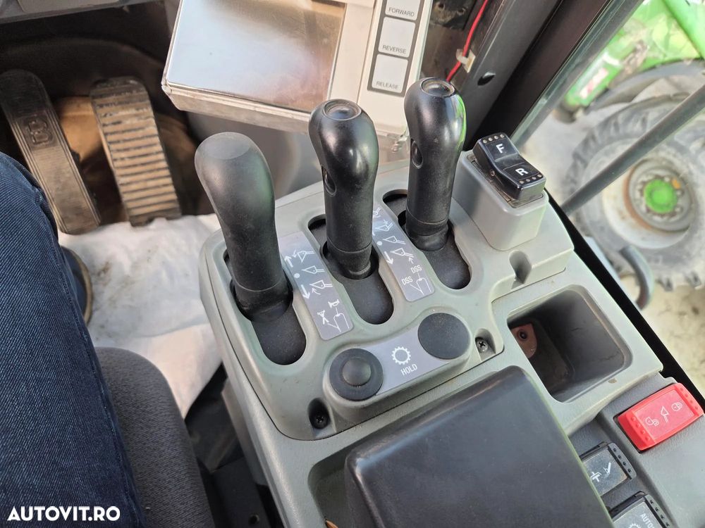 Hitachi Cupa 5mc, 28tone, ANVELOPE NOI, VIRARE prin JOYSTICk, Gresare automata, Inaltiime basculare cupa 4,3m, Lama noua la cupa, produs in JAPONIA, camera luat vederi spate, posibilitate leasing, motor 282 CP, STARE BUNA, PROMOTIE 86.900 EUR+tva - 8