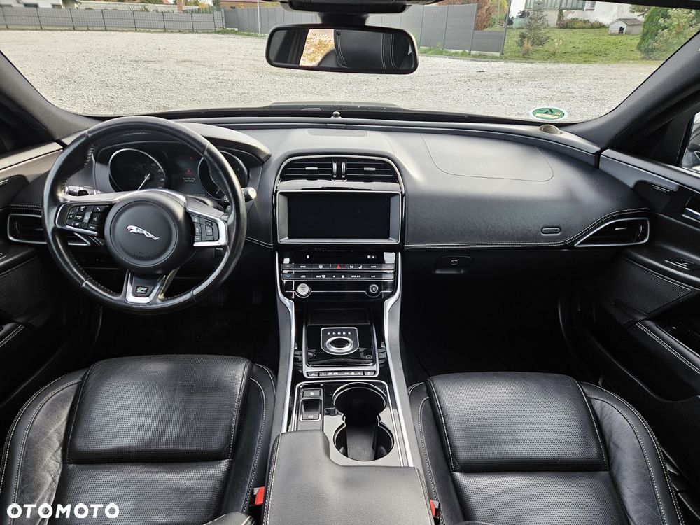 Jaguar XE - 6