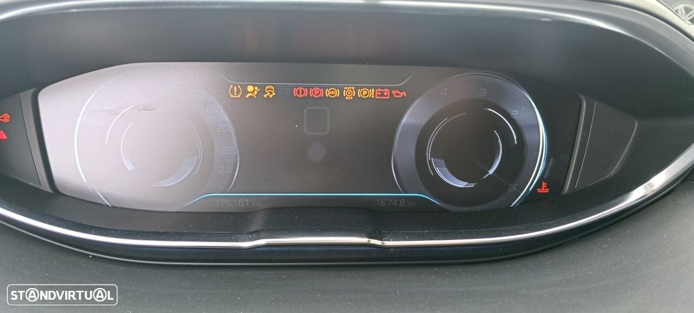 Peugeot 5008 1.5 BlueHDi Allure Pack — fotografia 23