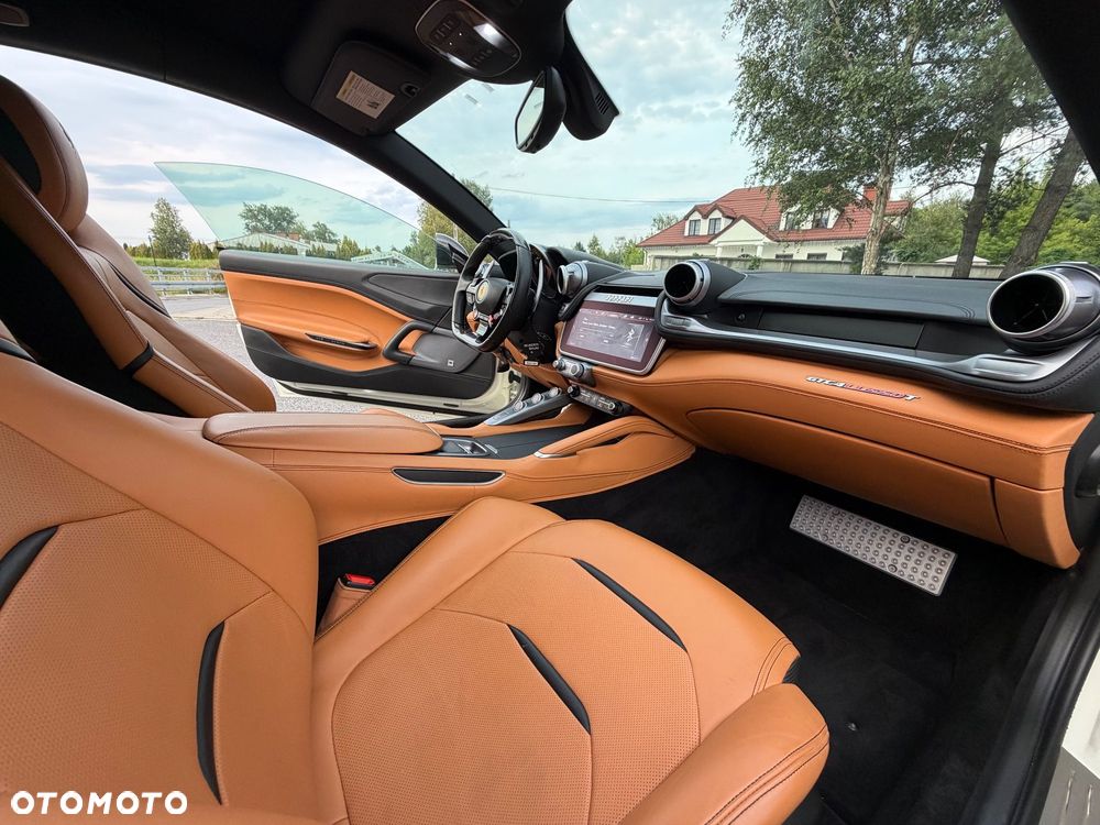 Ferrari GTC4Lusso - 25