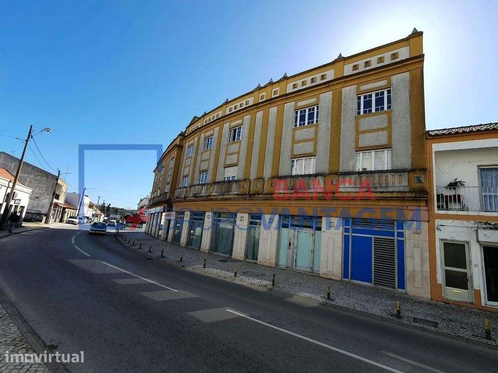 Loja com 3 montras no centro de Samora Correia - Antiga CGD