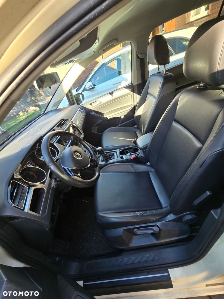 Volkswagen Touran - 11