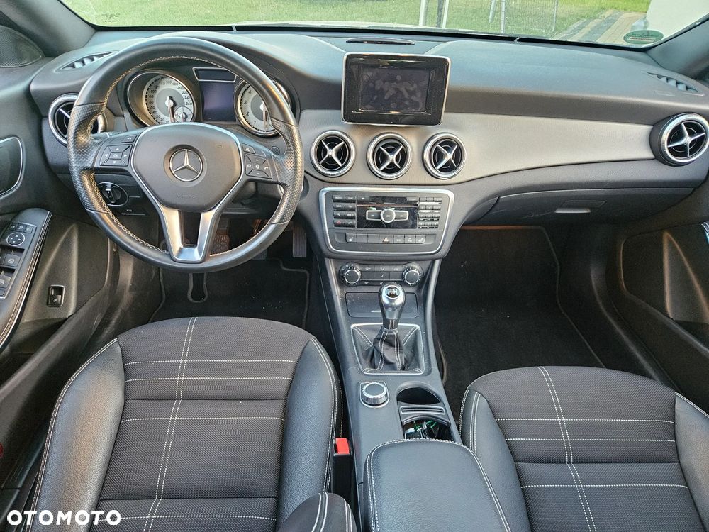 Mercedes-Benz CLA 180 Orange Art Edition - 16