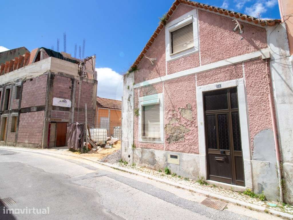 MORADIA T2 DUPLEX COM PROJECTO, NO CENTRO DO BARREIRO - Grande imagem: 2/21