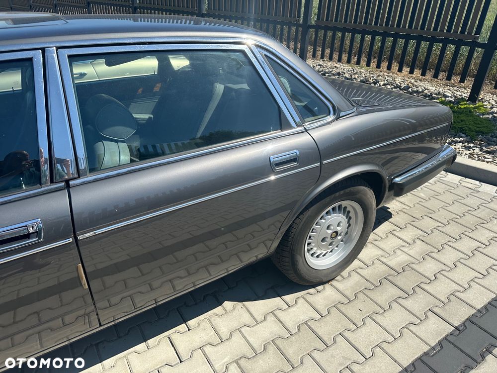 Jaguar XJ - 10