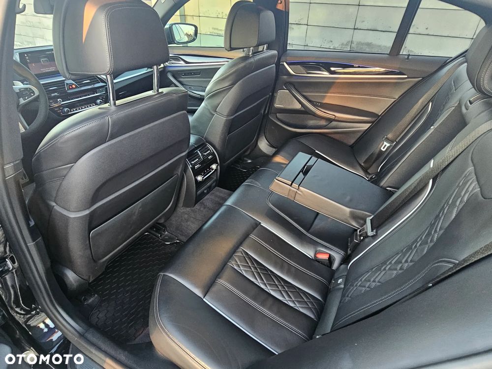 BMW Seria 5 M550i xDrive sport - 11