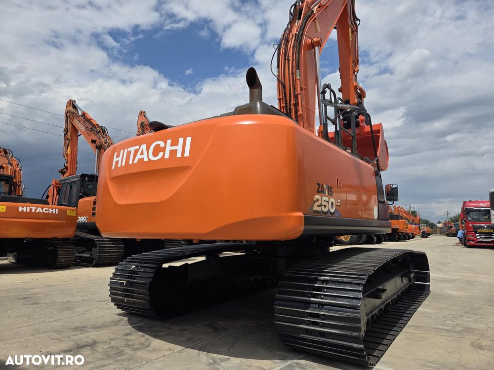 Hitachi ZX250-6, 2019, 6.254h, Masa operationala 27,1tone, cupa NOUA 1,55mc, cupla rapida, lant 80% bun doar 1.109h deplasare, consum mediu 12,5l/h, ad sapare 7m, camera spate si laterale, ridica 16,2 avertizare antirasturnare, 3 pompe hidr, PROMOTIE 86.900 - 9