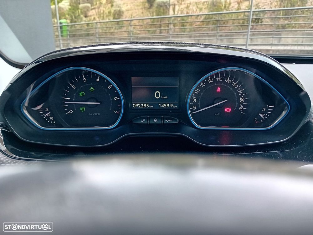 Peugeot 2008 1.2 PureTech Allure - 19