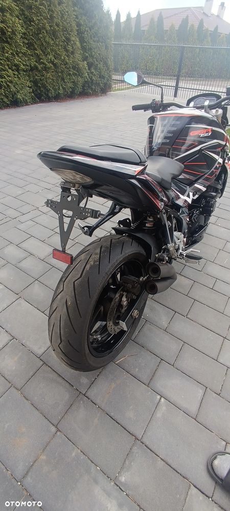Suzuki GSR - 4