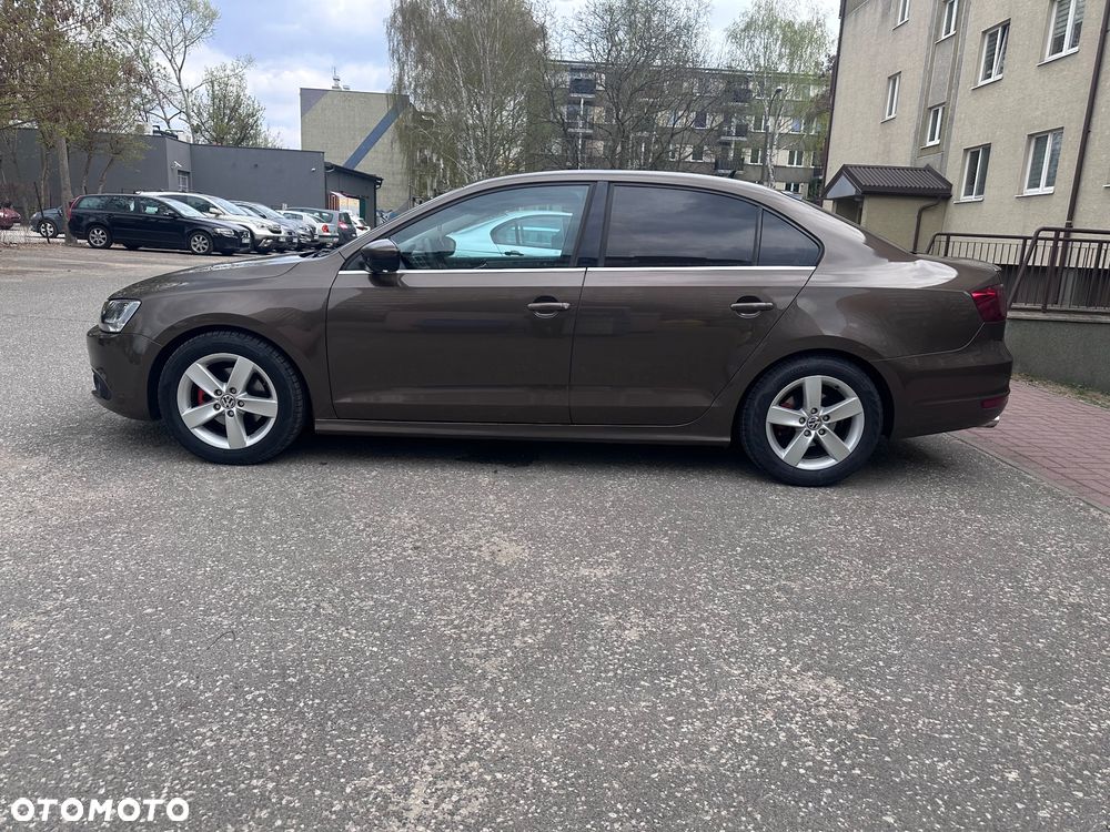 Volkswagen Jetta 2.0 TDI Highline - 2
