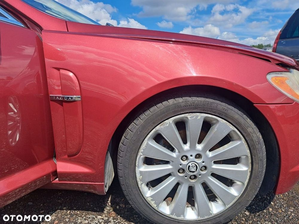 BŁOTNIK PRAWY PRZÓD JAGUAR XF I SEDAN KOD LAKIERU CHB - 1