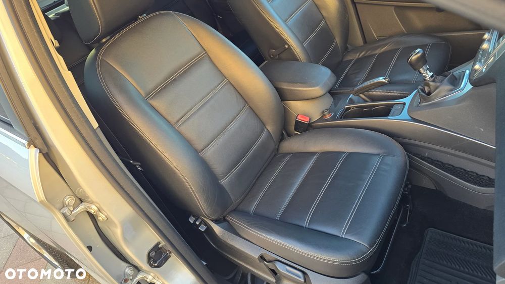 Ford Kuga 2.0 TDCi 2x4 Titanium - 25
