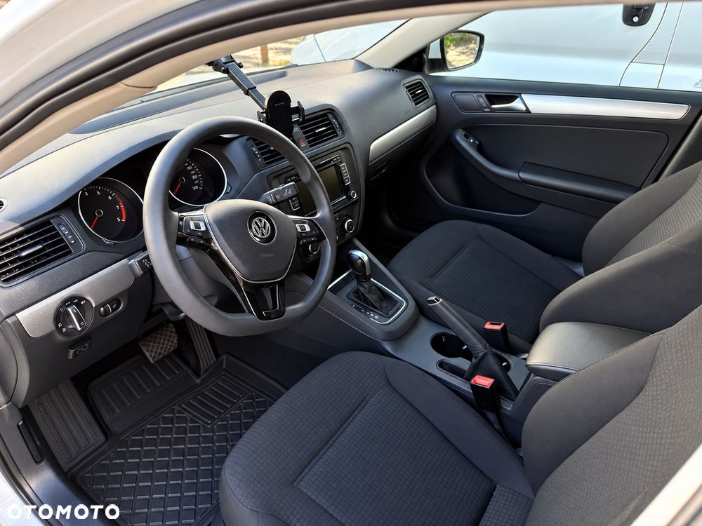 Volkswagen Jetta - 4